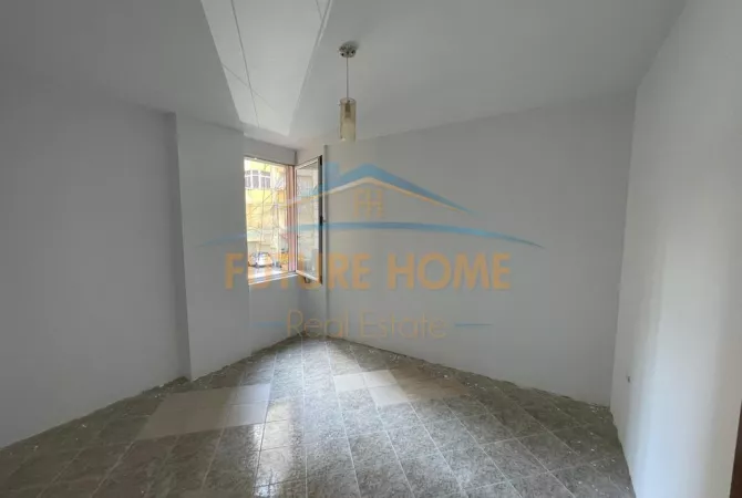 Qera, Ambient Biznesi, Komuna Parisit , Tiranë.