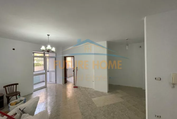 Qera, Ambient Biznesi, Komuna Parisit , Tiranë.