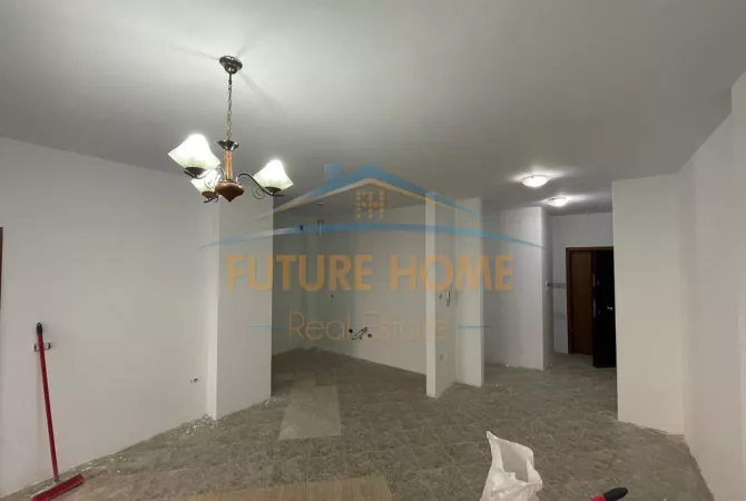 Qera, Ambient Biznesi, Komuna Parisit , Tiranë.