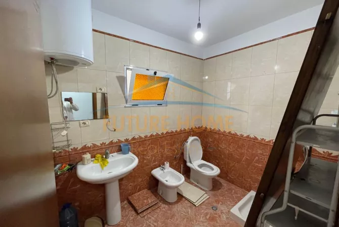 Qera, Ambient Biznesi, Komuna Parisit , Tiranë.