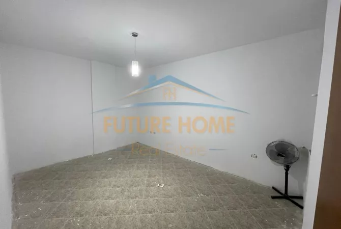 Qera, Ambient Biznesi, Komuna Parisit , Tiranë.