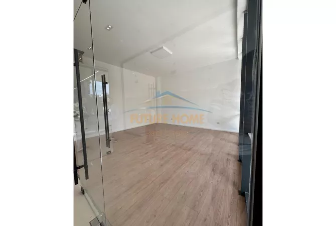 Ambiente Commerciale in Affitto 1+1 a Tirana - 730 Euro