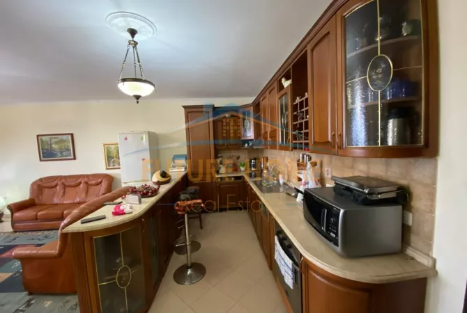 Shtepi ne shitje Apartament ne Durres, 2+1, Mobilimi E mobiluar, Pagesa 186,000  Euro.