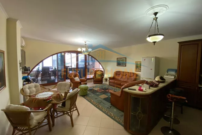 Shtepi ne shitje Apartament ne Durres, 2+1, Mobilimi E mobiluar, Pagesa 186,000  Euro.