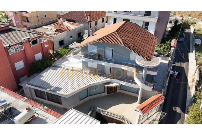 Shtepi ne shitje Vila Luksoze ne Tirane, 4+1, Mobilimi E mobiluar, Pagesa 450,000  Euro.