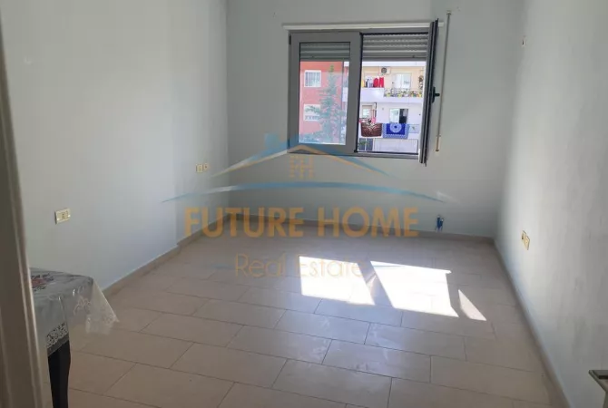 Shtepi me qera Apartament ne Tirane, 1+1, Mobilimi Pjeserisht e mobiluar, Pagesa 400  Euro.