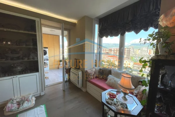 Shitet, Apartament 3+1, Komuna e Parisit, Tiranë.