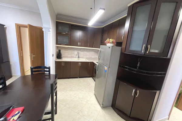 Shtepi ne shitje Apartament ne Tirane, 3+1, Mobilimi E mobiluar, Pagesa 310,000  Euro.