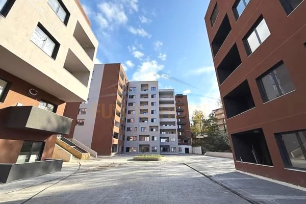 Shtepi ne shitje Apartament ne Tirane, 1+1, Mobilimi Bosh, pa mobiluar, Pagesa 140,000  Euro.