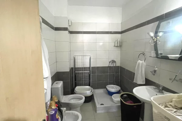 Shtepi ne shitje Apartament ne Tirane, 2+1, Mobilimi E mobiluar, Pagesa 157,000  Euro.