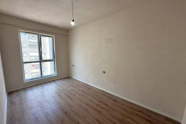 Shtepi ne shitje Apartament ne Tirane, 3+1, Mobilimi Bosh, pa mobiluar, Pagesa 375,000  Euro.