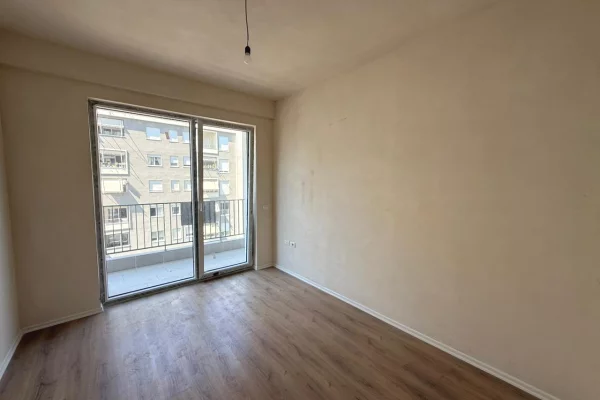 Shtepi ne shitje Apartament ne Tirane, 3+1, Mobilimi Bosh, pa mobiluar, Pagesa 375,000  Euro.