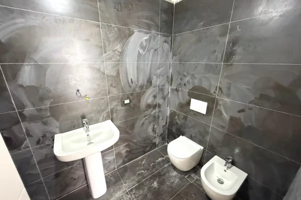 Shtepi ne shitje Apartament ne Tirane, 3+1, Mobilimi Bosh, pa mobiluar, Pagesa 375,000  Euro.