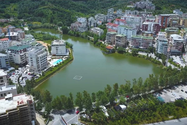 Ambient biznesi me qera 3+1 ne Tirane - 180,000 Leke