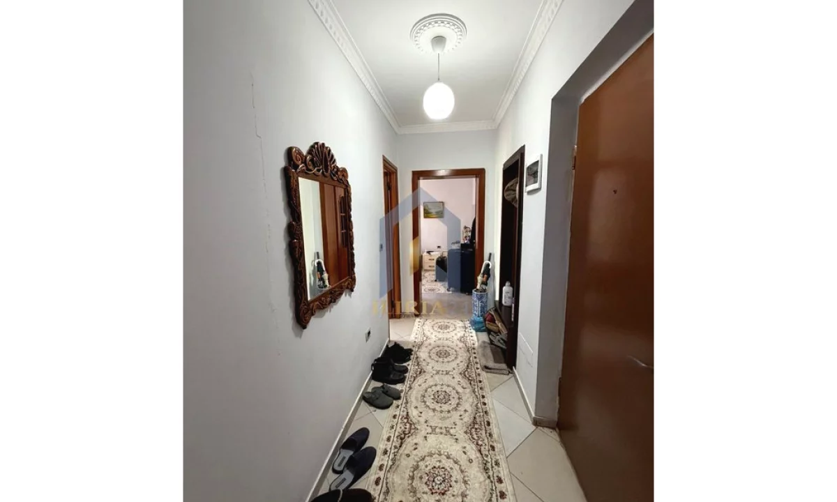 Shtepi ne shitje Apartament ne Tirane, 1+1, Mobilimi E mobiluar, Pagesa 100,000  Euro.
