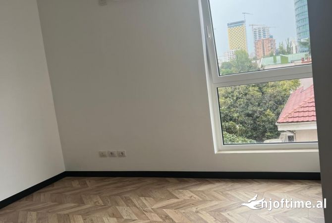 Ambiente Commerciale in Affitto 3+1 a Tirana - 1,400 Euro