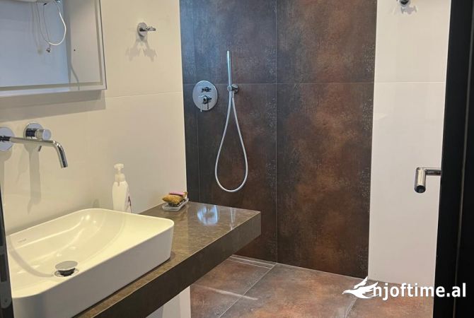 Ambiente Commerciale in Affitto 3+1 a Tirana - 1,400 Euro