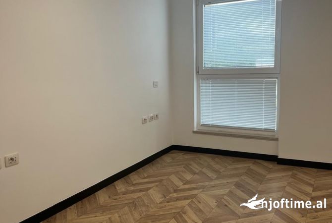 Ambiente Commerciale in Affitto 3+1 a Tirana - 1,400 Euro