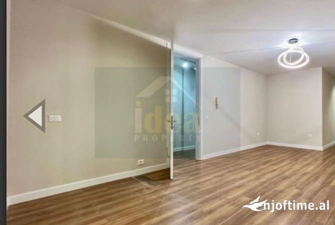 Ambiente Commerciale in Affitto 3+1 a Tirana - 1,200 Euro