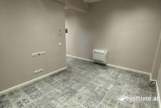 Ambiente Commerciale in Affitto 3+1 a Tirana - 700 Euro