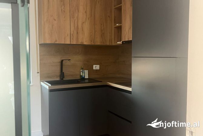 Ambiente Commerciale in Affitto 3+1 a Tirana - 2,000 Euro