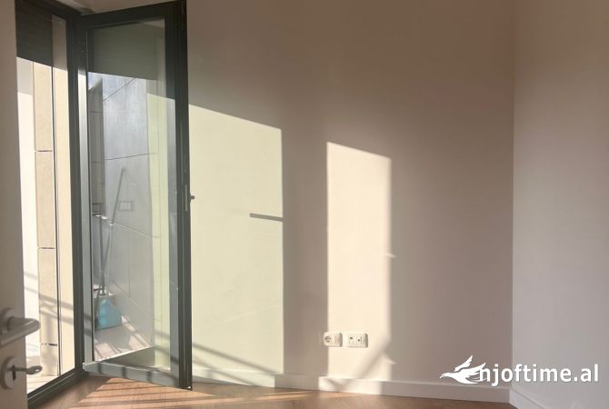 Ambiente Commerciale in Affitto 3+1 a Tirana - 2,000 Euro