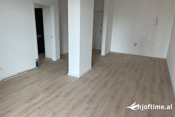 Ambiente Commerciale in Affitto 3+1 a Tirana - 1,200 Euro