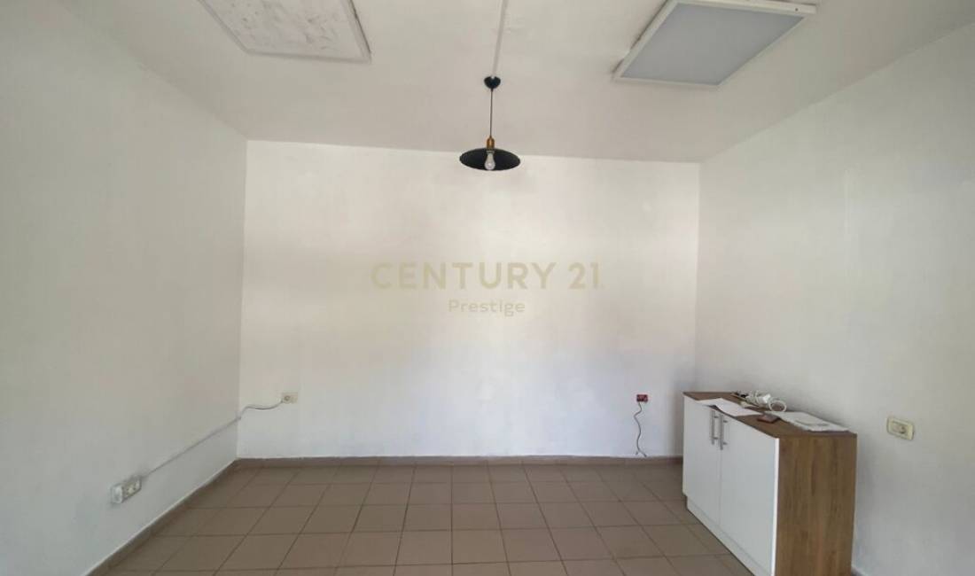 AMBIENT KOMERCIAL ME QIRA, PRANE DREJTORISE SE HIGJENES, TIRANE!