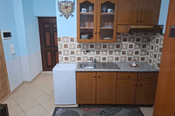 Shtepi me qera Apartament ne Vlore, Garsoniere, Mobilimi E mobiluar, Pagesa 20,000  Leke.