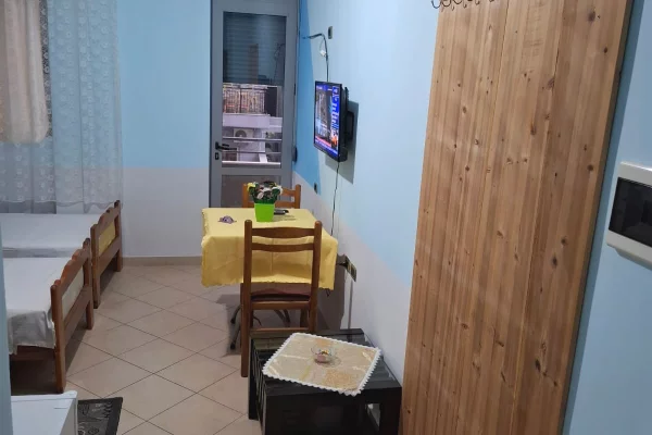 Shtepi me qera Apartament ne Vlore, Garsoniere, Mobilimi E mobiluar, Pagesa 20,000  Leke.