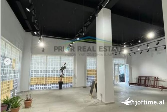 Ambiente Commerciale in Vendita 1+1 a Tirana - 375,000 Euro