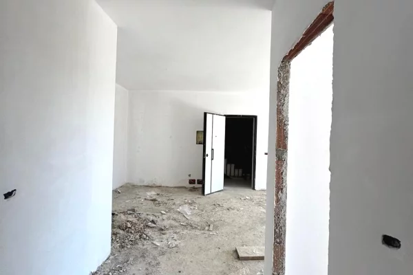 Shtepi ne shitje Apartament ne Tirane, 2+1, Mobilimi Bosh, pa mobiluar, Pagesa 211,800  Euro.