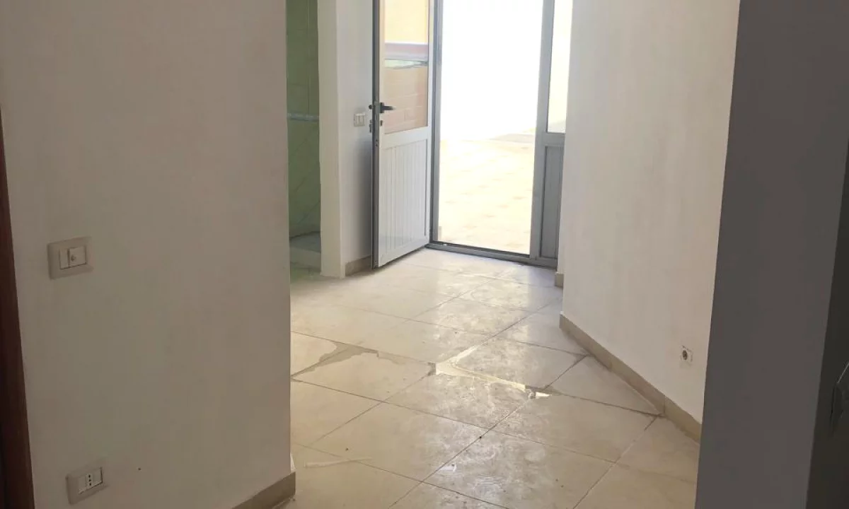 Shtepi ne shitje Papafingo(kati i catise) ne Durres, 3+1, Mobilimi Bosh, pa mobiluar, Pagesa 265,000  Euro.