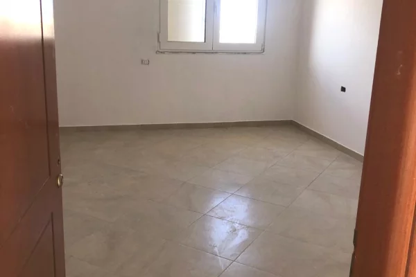 Shtepi ne shitje Papafingo(kati i catise) ne Durres, 3+1, Mobilimi Bosh, pa mobiluar, Pagesa 265,000  Euro.