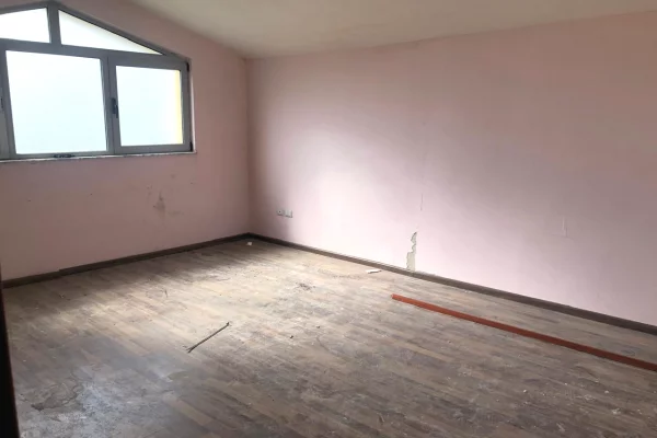 Shtepi ne shitje Papafingo(kati i catise) ne Durres, 3+1, Mobilimi Bosh, pa mobiluar, Pagesa 265,000  Euro.