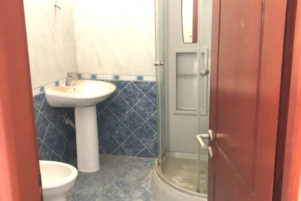 Shtepi ne shitje Papafingo(kati i catise) ne Durres, 3+1, Mobilimi Bosh, pa mobiluar, Pagesa 265,000  Euro.