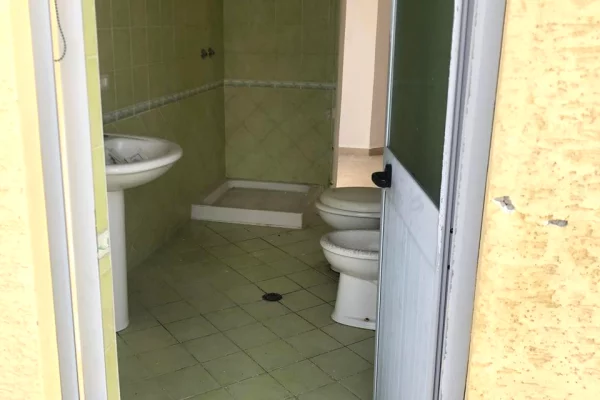 Shtepi ne shitje Papafingo(kati i catise) ne Durres, 3+1, Mobilimi Bosh, pa mobiluar, Pagesa 265,000  Euro.