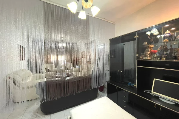 Shtepi ne shitje Apartament ne Tirane, 1+1, Mobilimi E mobiluar, Pagesa 145,000  Euro.