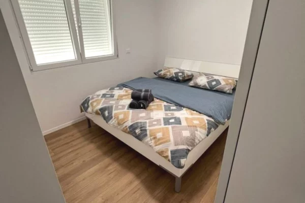 Shtepi me qera Apartament ne Tirane, 3+1, Mobilimi E mobiluar, Pagesa 80,000  Leke.