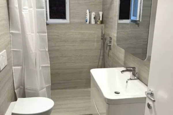 Shtepi me qera Apartament ne Tirane, 3+1, Mobilimi E mobiluar, Pagesa 80,000  Leke.