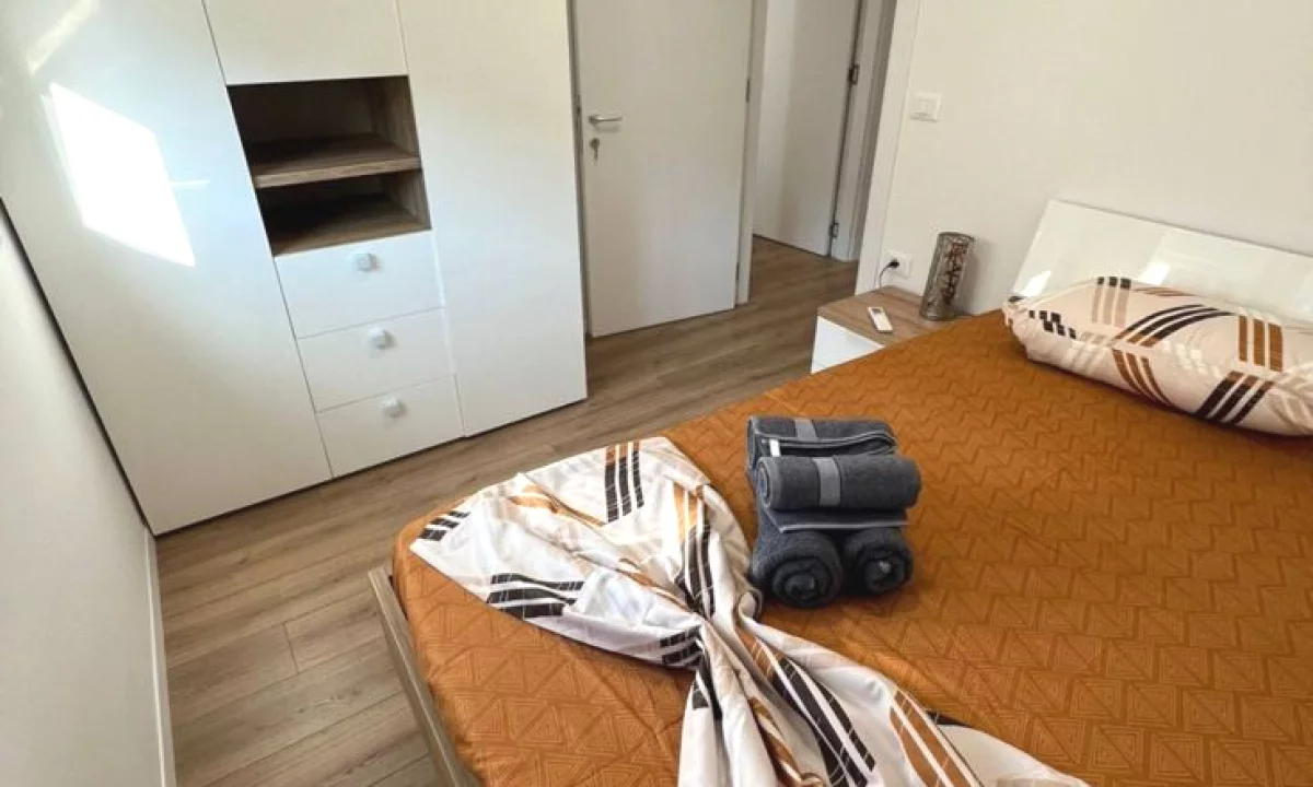 Shtepi me qera Apartament ne Tirane, 3+1, Mobilimi E mobiluar, Pagesa 80,000  Leke.