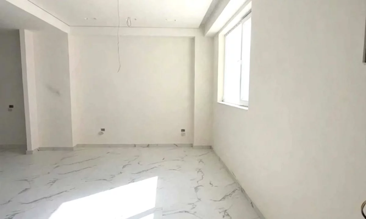 Shtepi ne shitje Duplex(shtepi me 2 kate) ne Tirane, 4+1, Mobilimi Bosh, pa mobiluar, Pagesa 213,000  Euro.