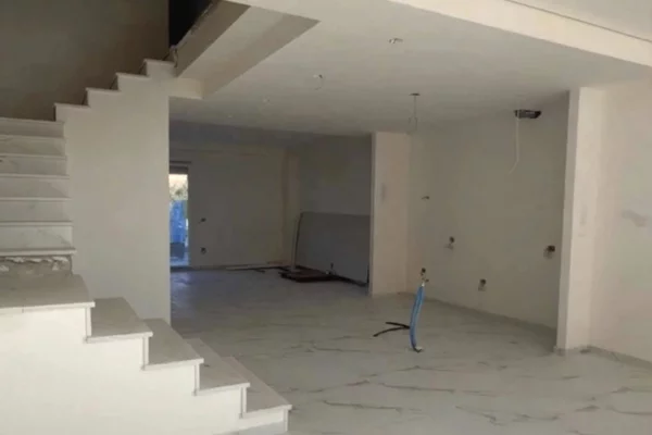 Shtepi ne shitje Duplex(shtepi me 2 kate) ne Tirane, 4+1, Mobilimi Bosh, pa mobiluar, Pagesa 213,000  Euro.