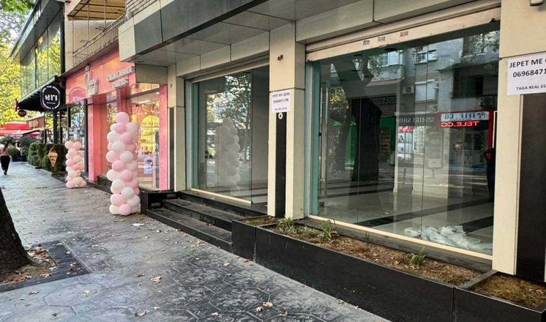 Jepet me Qera Super Dyqan rreth Rruge ne Myslym Shyri, fasad e gjere nga rruga