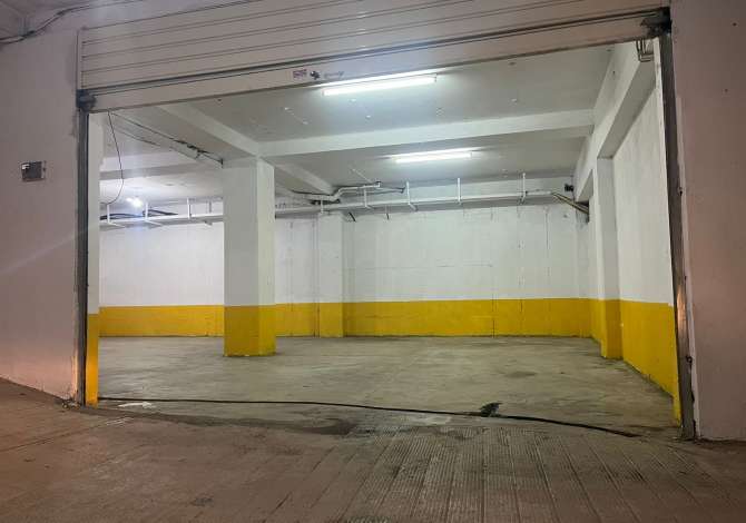 Jepet me Qera ambjen parkimi por që mund të përdoret dhe si Magazin në fund të Rrugës 5 Maj.