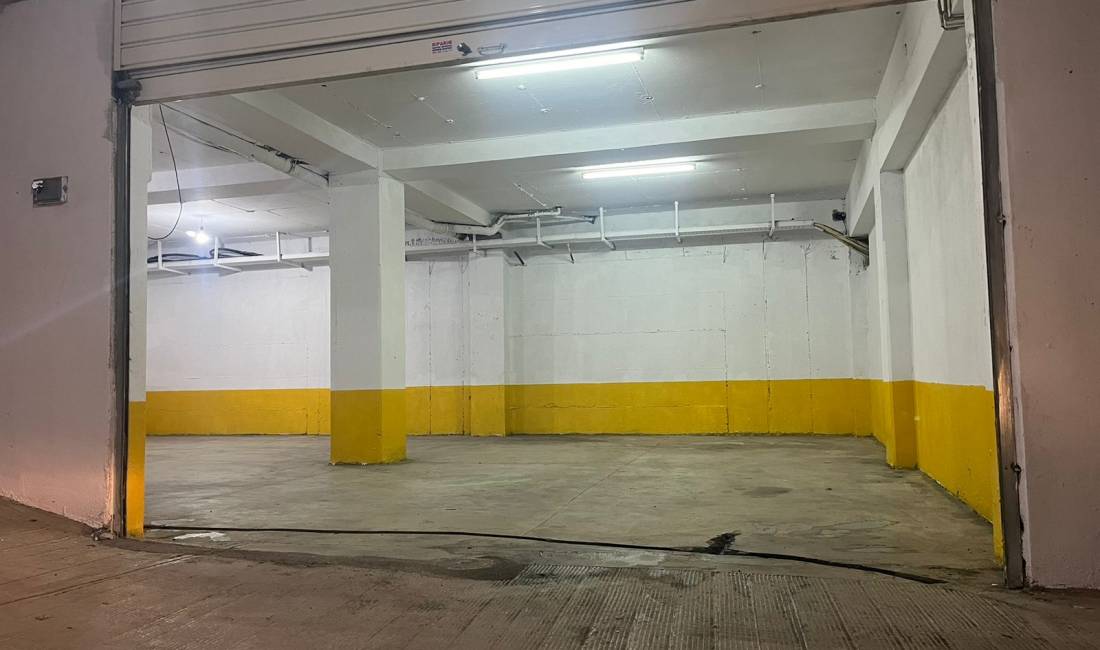 Jepet me Qera ambjen parkimi por qe mund te perdoret dhe si Magazin ne fund te Rruges 5 Maj.