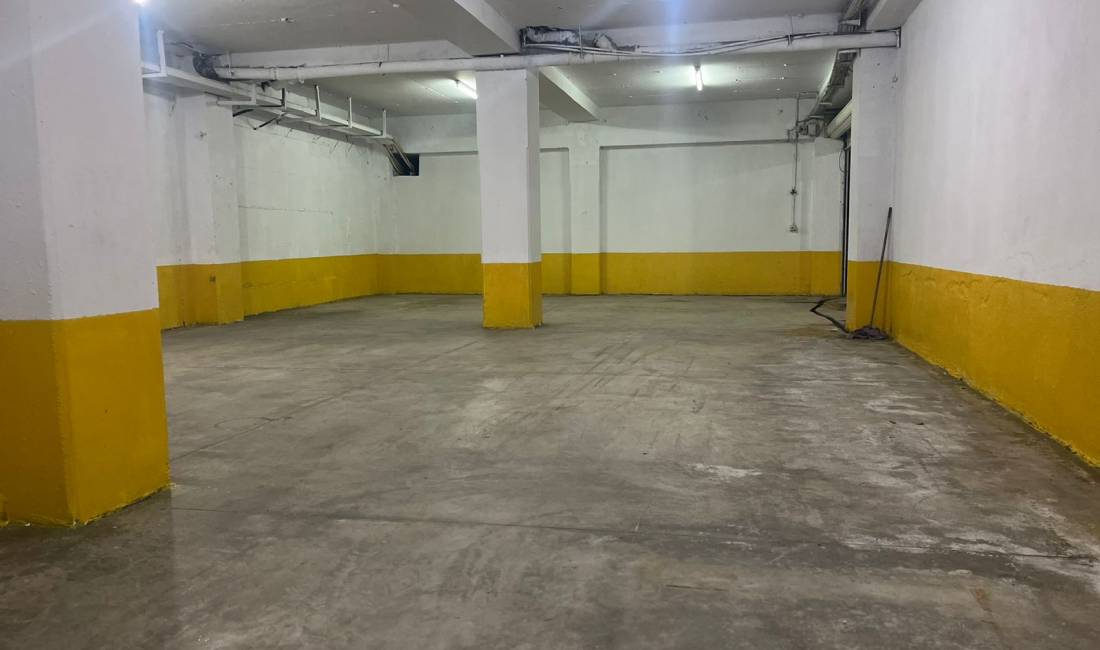 Shitet ambjent parkimi qe mund te perdoret dhe si Magazine, ne Rrugen 5 Maj.