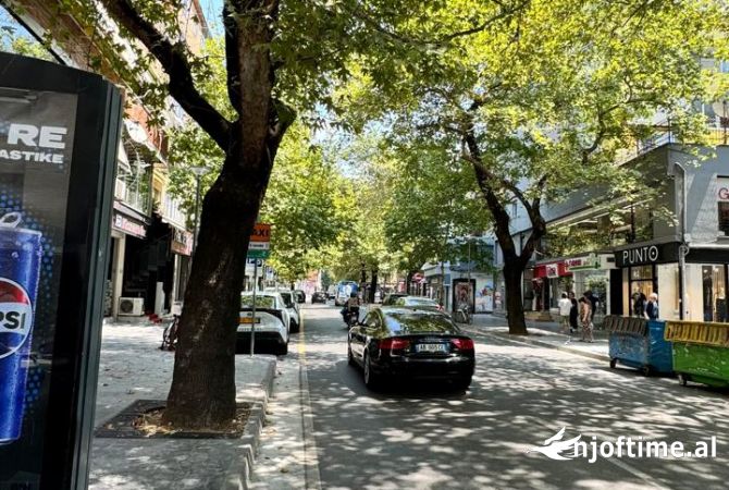 Ambiente Commerciale in Affitto 3+1 a Tirana - 700 Euro