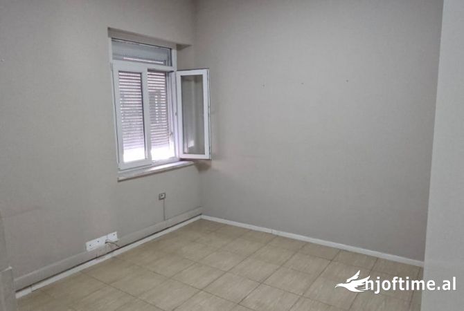 Jepet me Qera Ambjent Biznesi në Bllok.