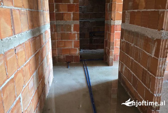 Shtepi ne shitje Apartament ne Tirane, 2+1, Mobilimi Bosh, pa mobiluar, Pagesa 95,000  Euro.